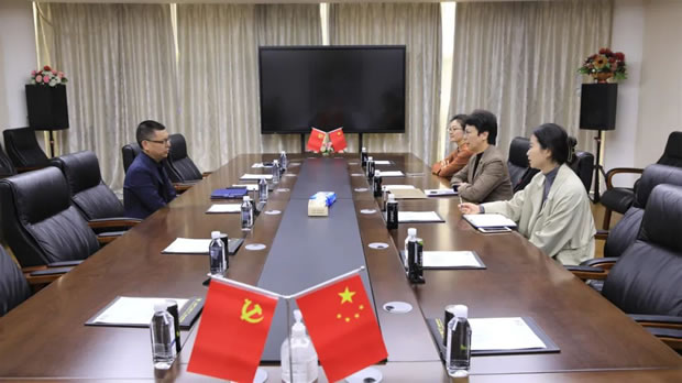 華亭鎮(zhèn)黨委書記何蓉走訪上海滬工閥門廠（圖1）